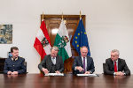 Landespolizeidirektor Gerald Ortner, Landeshauptmann Christopher Drexler, Innenminister Gerhard Karner, Landeshauptmann-Stellvertreter Anton Lang (v.l.). © LandSteiermark/Binder, bei Quellenangabe honorarfrei Landespolizeidirektor Gerald Ortner, Landeshauptmann Christopher Drexler, Innenminister Gerhard Karner, Landeshauptmann-Stellvertreter Anton Lang (v.l.).