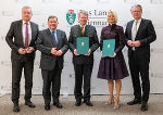 Den neuen Bezirkshauptleuten Heinz Schwarzbeck (3.v.l.) und Kerstin Raith-Schweighofer (4.v.l.) überreichten Landeshauptmann Christopher Drexler (r.), Landeshauptmann-Stellvertreter Anton Lang (l.) und Personallandesrat Werner Amon (2.v.l.) ihre offiziellen Bestellungsdekrete. © Land Steiermark/Binder; bei Quellenangabe honorarfrei Den neuen Bezirkshauptleuten Heinz Schwarzbeck (3.v.l.) und Kerstin Raith-Schweighofer (4.v.l.) überreichten Landeshauptmann Christopher Drexler (r.), Landeshauptmann-Stellvertreter Anton Lang (l.) und Personallandesrat Werner Amon (2.v.l.) ihre offiziellen Bestellungsdekrete.