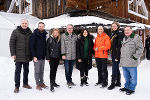 Staatsminister Thomas Schmidt, LR Stefan Schnöll, LR Juliane Bogner-Strauß, LH Christopher Drexler, Botschafterin Victoria Kennedy, BM Martin Kocher, LR Eibinger-Miedl, LR Amon vor der Schafalm © Land Steiermark Staatsminister Thomas Schmidt, LR Stefan Schnöll, LR Juliane Bogner-Strauß, LH Christopher Drexler, Botschafterin Victoria Kennedy, BM Martin Kocher, LR Eibinger-Miedl, LR Amon vor der Schafalm