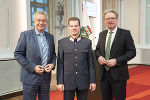 LH Christopher Drexler (r.) und LH-Stv. Anton Lang flankieren Landespolizeidirektor Gerald Ortner. © LandSteiermark/Fischer; bei Quellenangabe honorarfrei LH Christopher Drexler (r.) und LH-Stv. Anton Lang flankieren Landespolizeidirektor Gerald Ortner.
