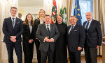 Europäisches Jugendparlament in Graz: Europalandesrat Werner Amon mit Teilnehmern und Veranstaltern sowie dem ehemaligen Notenbankchef Ewald Nowotny (7.v.r.)