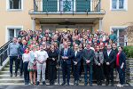 LH Christopher Drexler mit den Mitarbeiterinnen und Mitarbeitern der BH Südoststeiermark. © Land Steiermark/Robert Binder; Verwendung bei Quellenangabe honorarfrei LH Christopher Drexler mit den Mitarbeiterinnen und Mitarbeitern der BH Südoststeiermark.