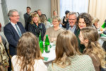 LH Christopher Drexler im Gespräch mit den BH-Mitarbeiterinnen und -Mitarbeitern. © Land Steiermark/Robert Binder; Verwendung bei Quellenangabe honorarfrei LH Christopher Drexler im Gespräch mit den BH-Mitarbeiterinnen und -Mitarbeitern.