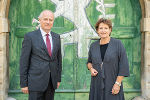 Landesrat Hans Seitinger und Landesrätin Ursula Lackner: Das Land greift den Gemeinden beim Ausbau der Photovoltaik unter die Arme.