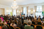 Im Weißen Saal der Grazer Burg zeichnete Landesrat Werner Amon Vertreterinnen und Vertreter aus zehn steirischen Schulen mit dem FairYoungStyria-Preis für globales Lernen 2022 aus.