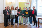 LR Werner Amon und LR Ursula Lackner mit den Preisträgerinnen und Preisträgern der Musikmittelschule Weiz II.
