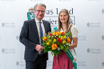 Landeshauptmann Christopher Drexler mit Blumenprinzessin Kathrin Karelly. © LandSteiermark/Binder, bei Quellenangabe honorarfrei Landeshauptmann Christopher Drexler mit Blumenprinzessin Kathrin Karelly.
