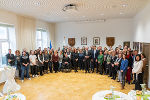 LH Christopher Drexler mit den Mitarbeiterinnen und Mitarbeiter der BH Leoben 