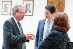 LH Christopher Drexler im Gespräch mit Bezirkshauptmann Markus Kraxner und Landesamtsdirektorin Brigitte Scherz-Schaar. © Land Steiermark/Robert Binder; Verwendung bei Quellenangabe honorarfrei LH Christopher Drexler im Gespräch mit Bezirkshauptmann Markus Kraxner und Landesamtsdirektorin Brigitte Scherz-Schaar.