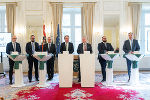Pressekonferenz im Weißen Saal der Grazer Burg zum Kauf der Anteile an der Energie Steiermark: Peter Pilz (BDO Österreich), Martin Schiefer (Schiefer Rechtsanwälte), Peter Csoklich (DSC Doralt Seist Csoklich Rechtsanwälte), LH Christopher Drexler, LH-Stv. Anton Lang, Finanzabteilungsleiter Peter Ebner und Marcus Bartl (BDO Österreich) (v.l.). © Land Steiermark/Robert Binder; Verwendung bei Quellenangabe honorarfrei Pressekonferenz im Weißen Saal der Grazer Burg zum Kauf der Anteile an der Energie Steiermark: Peter Pilz (BDO Österreich), Martin Schiefer (Schiefer Rechtsanwälte), Peter Csoklich (DSC Doralt Seist Csoklich Rechtsanwälte), LH Christopher Drexler, LH-Stv. Anton Lang, Finanzabteilungsleiter Peter Ebner und Marcus Bartl (BDO Österreich) (v.l.).
