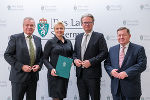 Dekretsübergabe in der Grazer Burg: LH-Stv. Anton Lang, Landesverwaltungsgericht-Präsidentin Verena Ennemoser, LH Christopher Drexler und LR Werner Amon (v.l.) © Land Steiermark/Robert Binder; Verwendung bei Quellenangabe honorarfrei