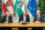 Vertragsunterzeichnung in der Grazer Burg: LH-Stv. Anton Lang, LH Christopher Drexler und Hilko Schomerus (Managing Director von Macquarie Asset Management) (v.l.) © Bilder: Land Steiermark/Robert Binder; Verwendung bei Quellenangabe honorarfrei Vertragsunterzeichnung in der Grazer Burg: LH-Stv. Anton Lang, LH Christopher Drexler und Hilko Schomerus (Managing Director von Macquarie Asset Management) (v.l.)