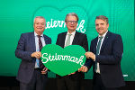 Landeshauptmann-Stellvertreter Anton Lang, Landeshauptmann Christopher Drexler und STG-Geschäftsführer Michael Feiertag bei der Dachmarkenpräsentation am Flughafen Graz-Thalerhof. © Steiermark Tourismus/Harry Schiffer Landeshauptmann-Stellvertreter Anton Lang, Landeshauptmann Christopher Drexler und STG-Geschäftsführer Michael Feiertag bei der Dachmarkenpräsentation am Flughafen Graz-Thalerhof.