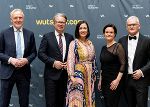 Stadtrat Günter Riegler und Landeshauptmann Christopher Drexler mit Gattin Iris (v.l.) gratulierten Fritz Wutscher (r.) mit Gattin Angela zur Überreichung des steirischen Landeswappens. © sehen!wutscher/Benjamin Koglbauer; bei Quellenangabe honorarfrei Stadtrat Günter Riegler und Landeshauptmann Christopher Drexler mit Gattin Iris (v.l.) gratulierten Fritz Wutscher (r.) mit Gattin Angela zur Überreichung des steirischen Landeswappens.