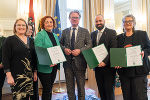 LH Christopher Drexler (Mitte) überreichte in der Grazer Burg den Menschenrechtspreis des Landes Steiermark 2022 an Ulrike Krawagna, Cornelia Schweiner, Joe Niedermayer und Dorothea Blancke (v.l.) © Foto: Land Steiermark/Binder; bei Quellanangabe honorarfrei