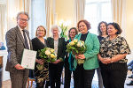 LH Christopher Drexler mit dem Team von "Steiermark hilft": Ulrike Krawagna, Claudia Gigler, Konstanze Walter, Cornelia Schweiner, Alexandra Kaufmann und Nicola Baloch (v.l.)