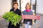 Aktion Wildblumen: Über einen Rekord bei den teilnehmenden Gemeinden freuen sich Umweltlandesrätin Ursula Lackner (l.) und Projektkoordinatorin Christine Podlipnig (r.). © Land Steiermark/Christoph Purgstaller; Verwendung bei Quellenangabe honorarfrei