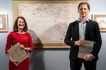 Elisabeth Schöggl-Ernst (Steiermärkisches Landesarchiv) und Markus Leideck (Staatsarchiv Rijeka) präsentieren das Leben und Werk von Johannes Clobucciarich in einer Ausstellung und in einem Buch. © Land Steiermark/Robert Binder; Verwendung bei Quellenangabe honorarfrei Elisabeth Schöggl-Ernst (Steiermärkisches Landesarchiv) und Markus Leideck (Staatsarchiv Rijeka) präsentieren das Leben und Werk von Johannes Clobucciarich in einer Ausstellung und in einem Buch.