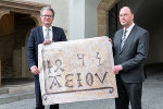 Landeshauptmann Christopher Drexler (l.) gratuliert dem deutschen Historiker Konstantin Moritz Langmaier (r.), der den Sinn hinter dem „A.E.I.O.U.“-Schriftzug von Kaiser Friedrichs III. entschlüsselt hat.