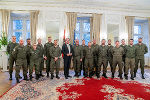 LH Christopher Drexler und Militärkommandant Heinz Zöllner mit den 16 geehrten AFDRU-Mitgliedern im Weißen Saal der Grazer Burg.