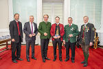 Die Ehrengäste mit den ausgezeichneten Blasmusikerinnen und -musikern des Musikbezirks Graz-Stadt.