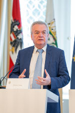 LH-Stv. Anton Lang: „Mir ist es wichtig, dass wir bei so wichtigen Bereichen unseren erarbeiteten finanziellen Spielraum nutzen und Geld in die Hand nehmen.“ © Land Steiermark/Robert Binder; Verwendung bei Quellenangabe honorarfrei LH-Stv. Anton Lang: „Mir ist es wichtig, dass wir bei so wichtigen Bereichen unseren erarbeiteten finanziellen Spielraum nutzen und Geld in die Hand nehmen.“