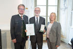 Landeshauptmann Christopher Drexler, Domkapellmeister Josef Döller und Nationalratsabgeordnete Verena Nussbaum (v.l.) bei der Überreichung des Goldenen Ehrenzeichens in der Aula der Alten Universität.