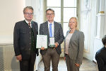 Landeshauptmann Christopher Drexler, der Mitinitiator der "RosaLilaPantherInnen" Kurt Zernig und Nationalratsabgeordnete Verena Nussbaum (v.l.) bei der Überreichung des Goldenen Ehrenzeichens in der Aula der Alten Universität.