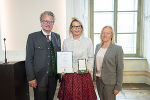 Landeshauptmann Christopher Drexler, Schriftstellerin Claudia Rossbacher und die Nationalratsabgeordnete Verena Nussbaum (v.l.) bei der Überreichung des Goldenen Ehrenzeichens in der Aula der Alten Universität.