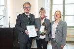 Landeshauptmann Christopher Drexler, Landtagsabgeordnete a.D. Verena Baumgartner und Nationalratsabgeordnete Verena Nussbaum (v.l.) bei der Überreichung des Goldenen Ehrenzeichens in der Aula der Alten Universität.