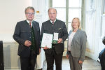 Landeshauptmann Christopher Drexler, Bürgermeister a.D. Manfred Eder und Nationalratsabgeordnete Verena Nussbaum (v.l.) bei der Überreichung des Goldenen Ehrenzeichens in der Aula der Alten Universität.