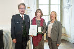 Landeshauptmann Christopher Drexler, Professorin i.R. Sabine Fuchs und Nationalratsabgeordnete Verena Nussbaum (v.l.) bei der Überreichung des Goldenen Ehrenzeichens in der Aula der Alten Universität.