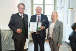 Landeshauptmann Christopher Drexler, Andreas Klauser (CEO Iveco Magirus) und Nationalratsabgeordnete Verena Nussbaum (v.l.) bei der Überreichung des Goldenen Ehrenzeichens in der Aula der Alten Universität.