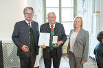 Landeshauptmann Christopher Drexler, Gottfried Lintischinger (ehem. Vizepräsident Steirischer Skiverband) und Nationalratsabgeordnete Verena Nussbaum bei der Überreichung des Goldenen Ehrenzeichens in der Aula der Alten Universität.