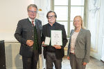 Landeshauptmann Christopher Drexler, Professor Karl Stocker und die Nationalratsabgeordnete Verena Nussbaum (v.l.) bei der Überreichung des Goldenen Ehrenzeichens in der Aula der Alten Universität.