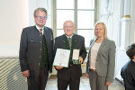 Landeshauptmann Christopher Drexler, Vizeleutnant i.R. Alois Urschler und die Nationalratsabgeordnete Verena Nussbaum (v.l.) bei der Überreichung des Goldenen Ehrenzeichens in der Aula der Alten Universität.