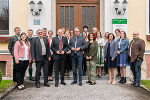 Das Team der Politischen Expositur Gröbming freute sich über den Besuch von LH Christopher Drexler und LAD Brigitte Scherz-Schaar. © Foto: Land Steiermark/Binder; bei Quellenangabe honorarfrei Das Team der Politischen Expositur Gröbming freute sich über den Besuch von LH Christopher Drexler und LAD Brigitte Scherz-Schaar.