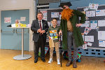 Landesrat Werner Amon gratulierte Gewinner Marcel Wieser von der VS Niklasdorf zum Sonderpreis.