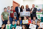 LR Hans Seitinger, Referatsleiterin Ingrid Winter (Abfall- und Ressourcenwirtschaft), Martina Krobath (UBZ Steiermark) und LR Werner Amon mit Schülerinnen und Schülern der 4a Klasse der VS Graz-Engelsdorf. © Erwin Scheriau LR Hans Seitinger, Referatsleiterin Ingrid Winter (Abfall- und Ressourcenwirtschaft), Martina Krobath (UBZ Steiermark) und LR Werner Amon mit Schülerinnen und Schülern der 4a Klasse der VS Graz-Engelsdorf.