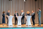 Auftaktveranstaltung "Starke Zentren": Moderatorin Elisabeth Leitner bei der Podiumsdiskussion mit Stadtpräsident Mathias Müller, Bgm. Kurt Wallner, Bgm. Erwin Dirnberger, Aglaée Degros, Gustav Spener und Harald Grießer (v.l.)