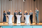 Auftaktveranstaltung "Starke Zentren": Moderatorin Elisabeth Leitner bei der Podiumsdiskussion mit Stadtpräsident Mathias Müller, Bgm. Kurt Wallner, Bgm. Erwin Dirnberger, Aglaée Degros, Gustav Spener und Harald Grießer (v.l.)