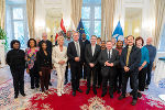 LH Christopher Drexler und LR Werner Amon mit der Delegation des „International Ombudsman Instituts“ im Weißen Saal der Grazer Burg. © Land Steiermark/Robert Binder; Verwendung bei Quellenangabe honorarfrei