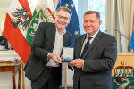IOI-Präsident Chris Field (l.) verlieh LR Werner Amon (r.) den Goldenen Verdienstorden des  „International Ombudsman Instituts“.