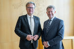 LH Christopher Drexler und BH Heinz Schwarzbeck (v.l.). © Land Steiermark/Robert Binder; Verwendung bei Quellenangabe honorarfrei