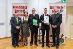 Philipp Senarclens de Grancy (M.) vom Bischöflichen Gymnasium Augustinum erhielt für seine VWA die Tremel-Medaille, LR Werner Amon (l.) und Landesarchivdirektor Gernot Peter Obersteiner (r.) gratulierten.