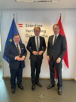 LH Christopher Drexler traf im Zuge der Diagonale-Präsentation in Brüssel Botschafter Nikolaus Marschik (r.) und Europalandesrat Werner Amon (li). © Land Steiermark LH Christopher Drexler traf im Zuge der Diagonale-Präsentation in Brüssel Botschafter Nikolaus Marschik (r.) und Europalandesrat Werner Amon (li).