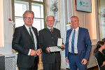 Landeshauptmann Christopher Drexler (l.) und Landeshauptmann-Stellvertreter Anton Lang (r.) überreichten Ernst Gissing das Goldene Ehrenzeichen des Landes Steiermark.