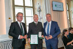 Landeshauptmann Christopher Drexler (l.) und Landeshauptmann-Stellvertreter Anton Lang (r.) überreichten Gottfried Halwachs das Goldene Ehrenzeichen des Landes Steiermark.