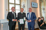 Landeshauptmann Christopher Drexler (l.) und Landeshauptmann-Stellvertreter Anton Lang (r.) überreichten Johann Hasenhütl das Goldene Ehrenzeichen des Landes Steiermark.