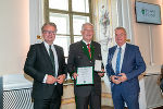 Landeshauptmann Christopher Drexler (l.) und Landeshauptmann-Stellvertreter Anton Lang (r.) überreichten Bgm. a.D. Johann Hiden das Goldene Ehrenzeichen des Landes Steiermark.